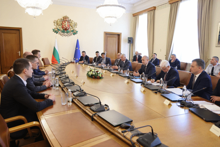 Повишаването на отбранителния капацитет на България в откриването и противодействието на дронове обсъди премиерът Румен Радев с представители на Axon