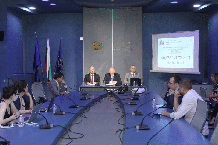 МВнР ще предложи българите в чужбина да гласуват по пощата с активна регистрация