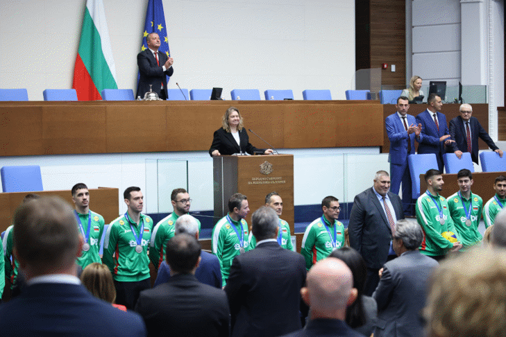 С ръкопляскания и ставане на крака народните представители поздравиха националния отбор по волейбол за мъже и треньорския щаб в пленарната зала на Народното събрание