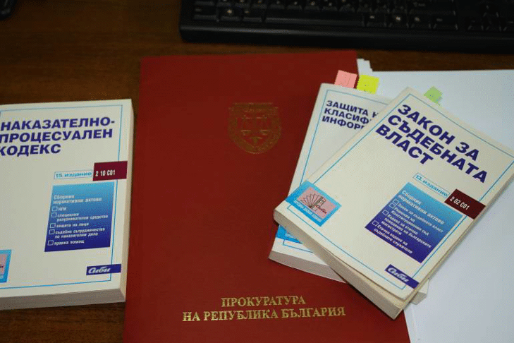 По внесено искане от Районна прокуратура –Поморие, съдът задържа по стража Стефан Д. и Лъчезар Р., отнели противозаконно лек автомобил  в с. Горица, общ. Поморие