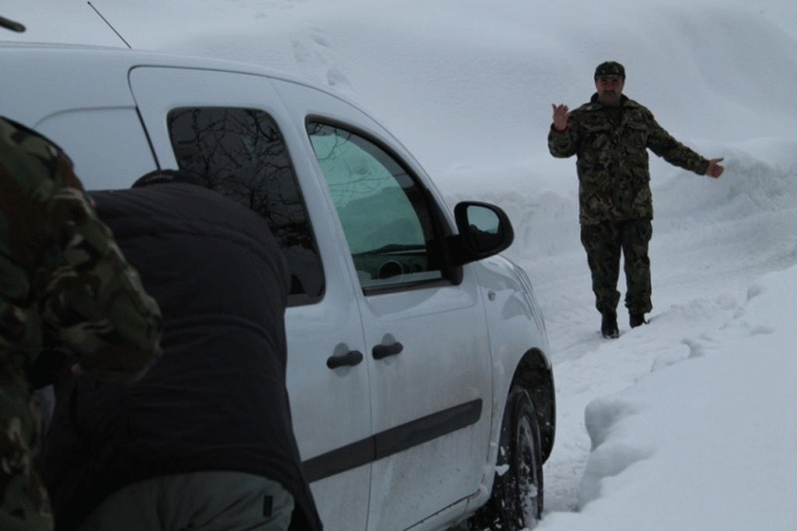 Военнослужещи продължават да оказват помощ на населението в тежката зимна обстановка в Родопите