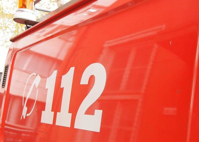 Полицаи и пожарникари спасиха трима бедстващи в закъсал автомобил