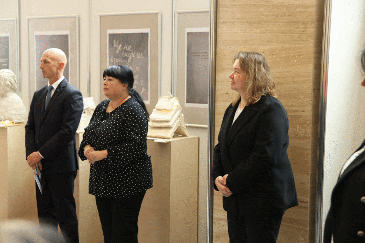 Пространствена инсталация, озаглавена „Нищо страшно. Дислексия“, беше открита в Народното събрание