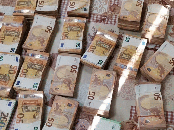 Недекларирани 210 000 евро откриха митнически служители при проверка на товарен автомобил на ГКПП Дунав мост – Русе