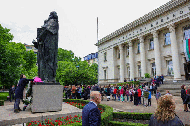 Заместник-кметът на София Яна Генова поднесе цветя пред паметника на светите братя Кирил и Методий