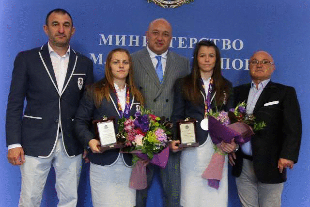 Министър Кралев награди медалистките по самбо от Европейските игри в Баку и изгледа тренировката на националите по джудо
