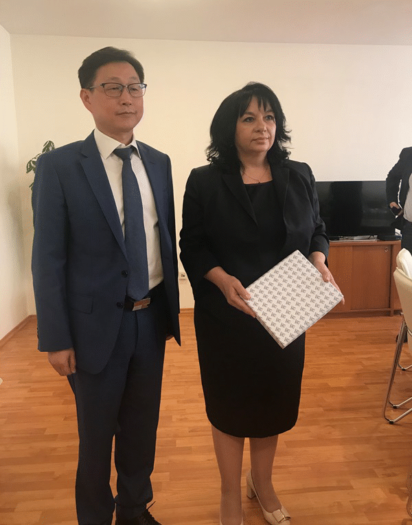 Министър Петкова се срещна с президента на Китайската национална ядрена корпорация