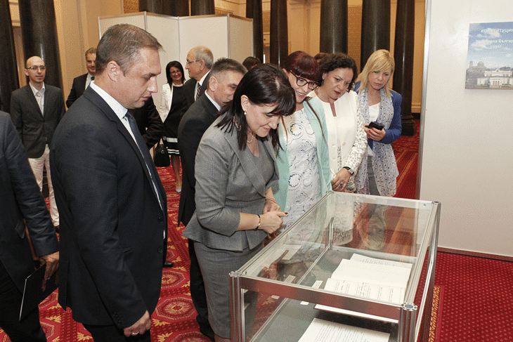 В Народното събрание е изложен оригиналът на Конституцията, гражданите ще могат да го видят в Деня на отворени врати на 14 юли 2018 г.