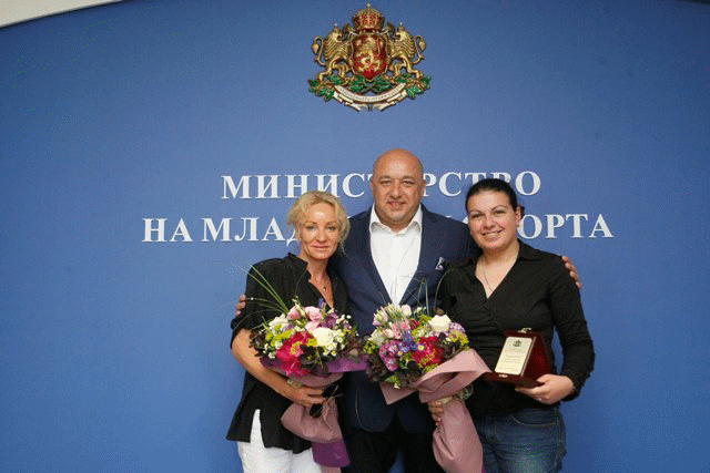 Министър Кралев награди сребърната медалистка  в стрелбата от Баку Антоанета Бонева