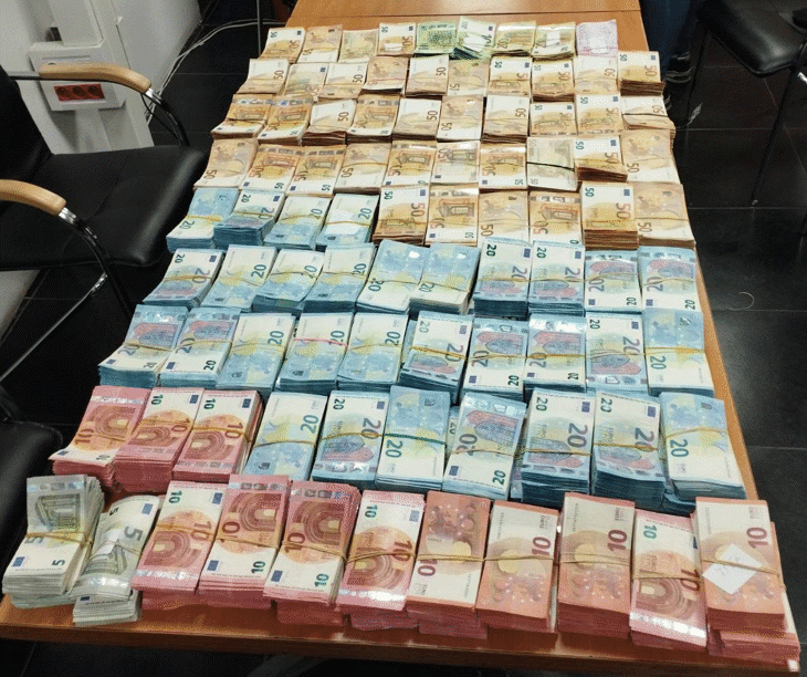 Недекларирана валута за над 1 360 000 лева откриха митническите служители на МП Капитан Андреево