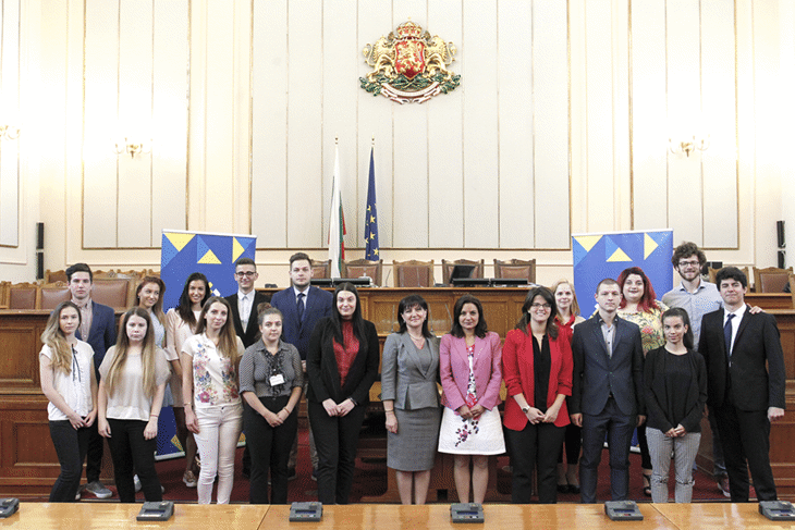 Председателят на Народното събрание Цвета Караянчева връчи почетни грамоти на доброволците, участвали в Парламентарното измерение на първото Българско председателство на Съвета на ЕС