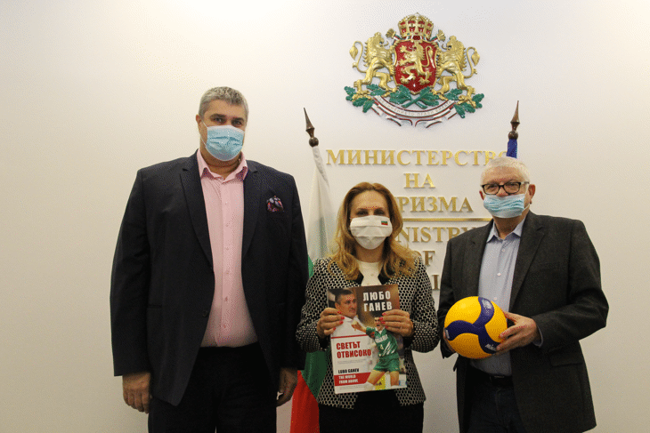 Вицепремиерът Марияна Николова разговаря с председателя на Българската федерация по волейбол Любо Ганев