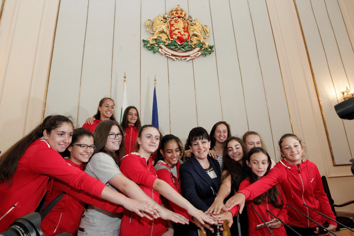 Председателят на Народното събрание Цвета Караянчева посрещна първите посетители в Деня на отворени врати на парламента