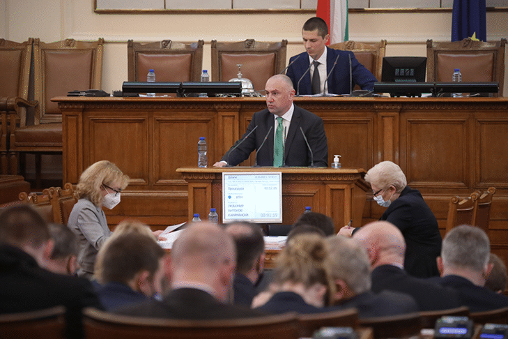 Народното събрание прие на второ четене законопроектите за бюджетите на Националната здравноосигурителна каса и на Държавното обществено осигуряване за 2022 г.