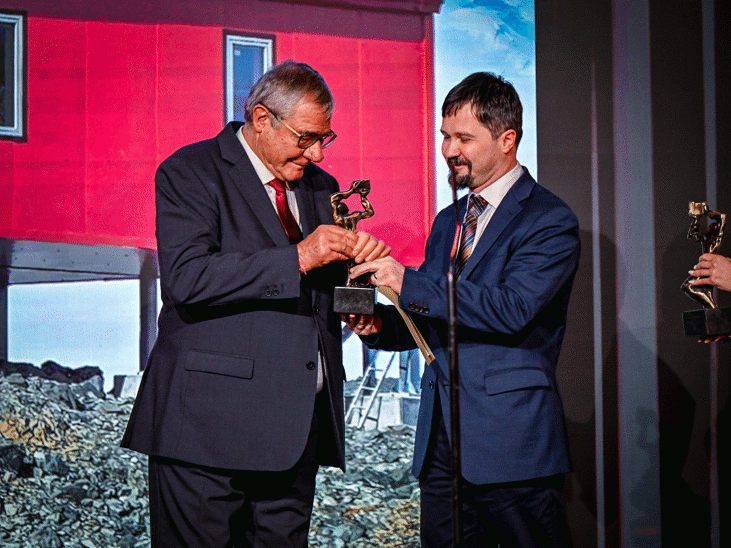 Зам.-кметът Иван Гойчев връчи наградата „Сграда на годината“ на научната лаборатория на българската антарктическа база