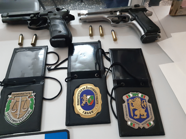 Районна прокуратура – Пловдив привлече като обвиняем и задържа петима мъже, сред които и полицейски служител в Дирекция „Миграция“, за изготвяне на неистински официални документи на чужди граждани