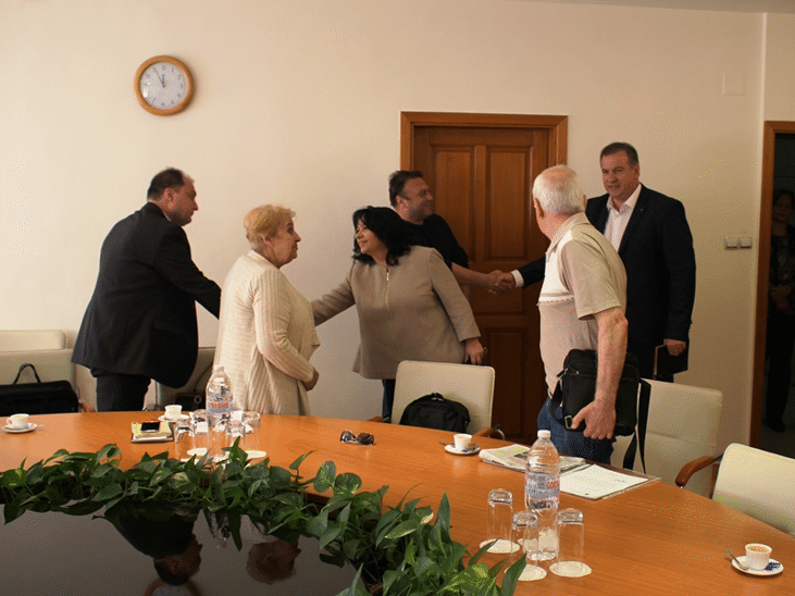 Министър Петкова разговаря с протестиращи срещу "Топлофикация" граждани