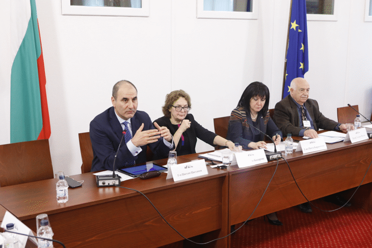 Парламентаристи, изследователи и авторитетни учени представиха своите мнения по въпроса „Има ли криза на европейските ценности?“ на кръгла маса в Народното събрание