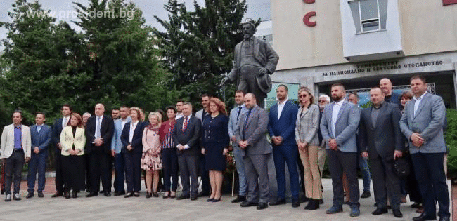 Вицепрезидентът към дипломирани студенти от УНСС: Пред вас е тежката задача да работите за мирен и стабилен свят