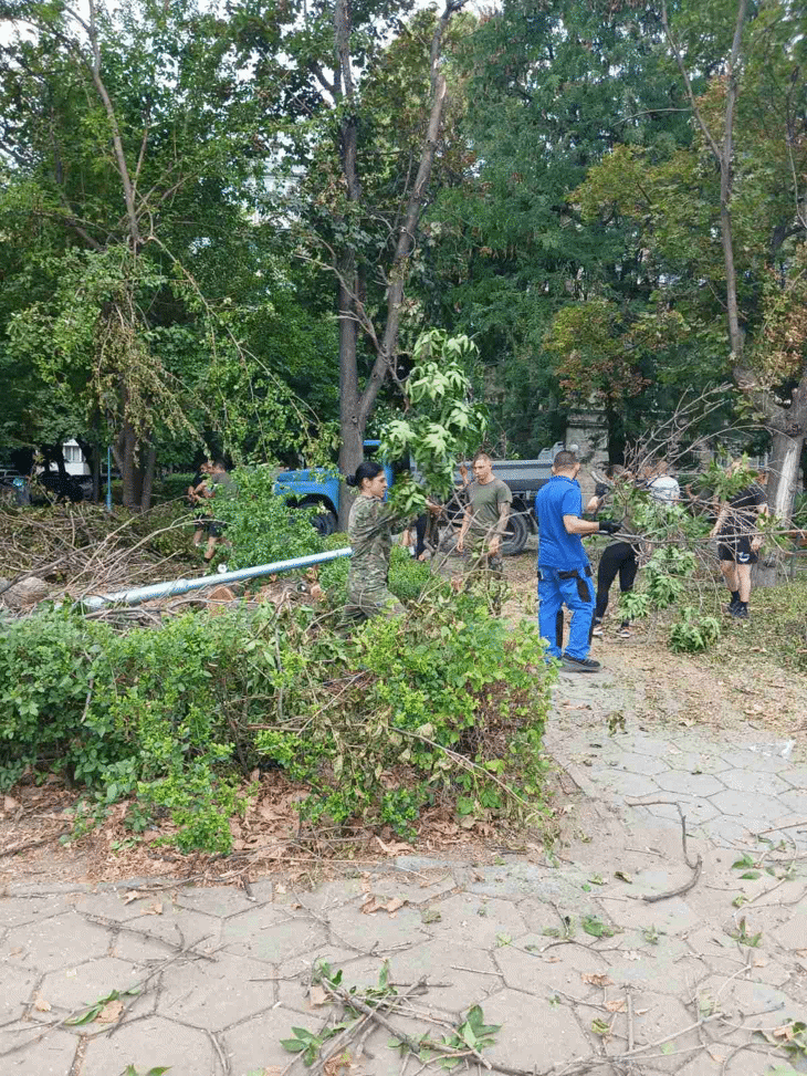 Военнослужещи от СКСО оказват помощ по преодоляване на щетите от силната буря в Пловдив