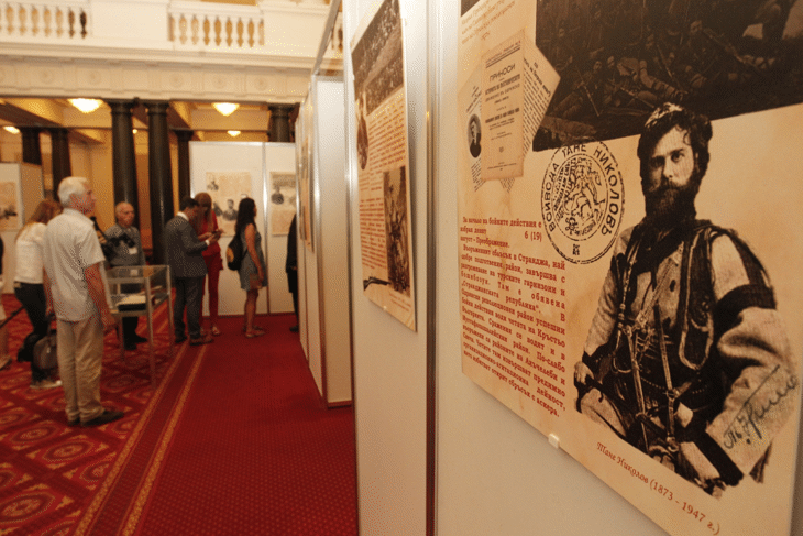 Дневникът на костурския войвода Васил Чекаларов и личните оръжия на струмишкия войвода Христо Чернопеев, на куриера на ВМОРО Стоил Просяков и на четника Христо Руков са сред експонатите, представени в изложбата „За нея ние се борим, за нея ние мрем“