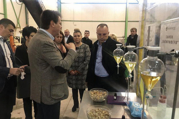 Министър Порожанов посети дестилерия за етерични масла в Добрич, инвестиция от 12 млн. лв. на американска компания