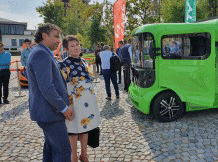 Министър Везиева присъства на представянето на първия български електрически лекотоварен автомобил