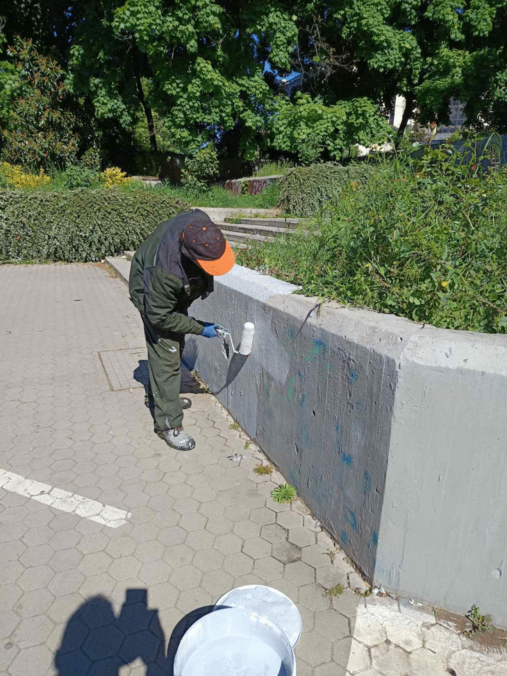 Екипи на Столична община почистиха нерегламентирани графити на пл. „Гарибалди“