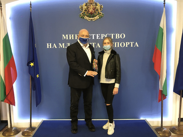 Министър Кралев се срещна с фигуристката Александра Фейгин