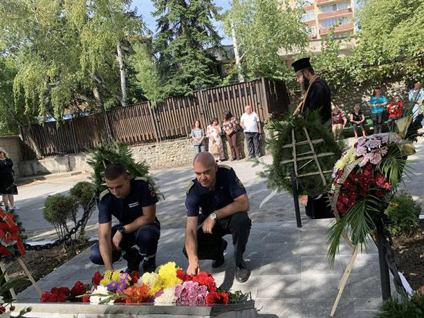 Днес ОДМВР - Кюстендил почете паметта на загиналите шестима полицаи и пожарникари при взрив в складовете на Мини "Бобов дол" преди 26 години