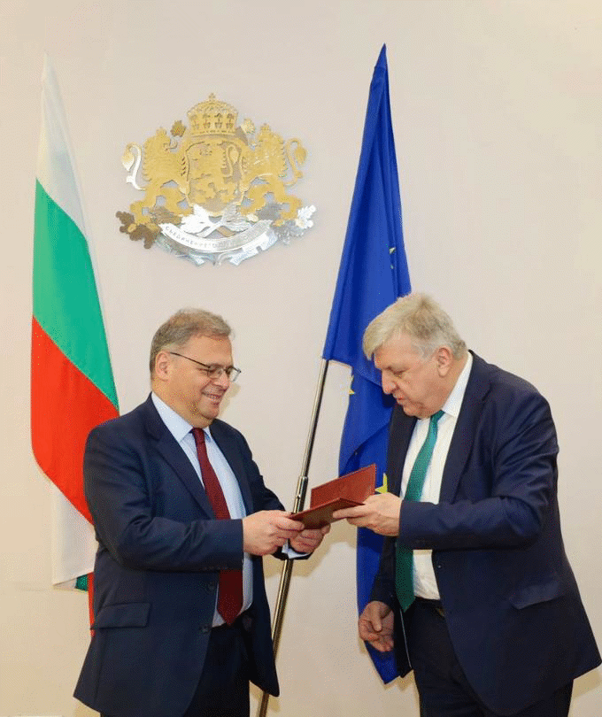 Юлиан Попов пое поста министър на околната среда и водите от Манол Генов