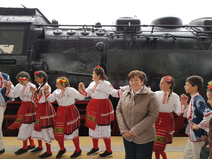 Над 1000 български туристи пътуват с влак и ретро локомотив