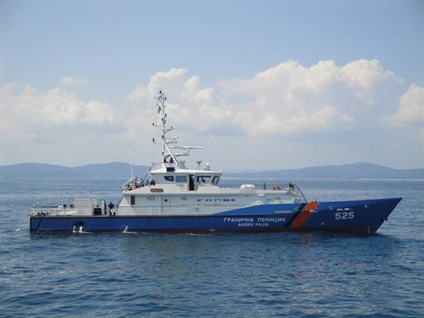Гранични полицаи задържаха яхта с 32-ма нелегални имигранти