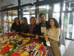 Омбудсманът Мая Манолова в акция „Купи и сподели“, събра шест колички хранителни продукти за пенсионери в столичен хипермаркет