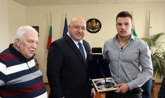 Министър Кралев награди медалистите от Световното първенство по борба