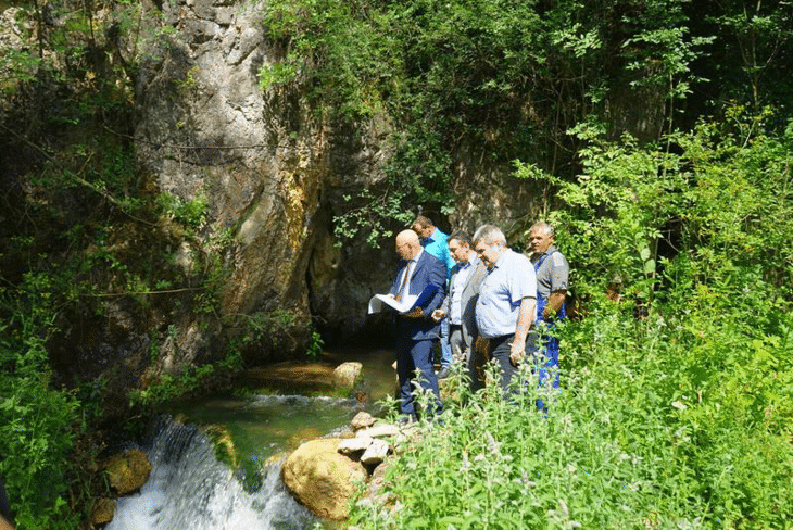 Министър Димитров инспектира извор „Врелото“ във връзка с водоснабдяването на Радомир