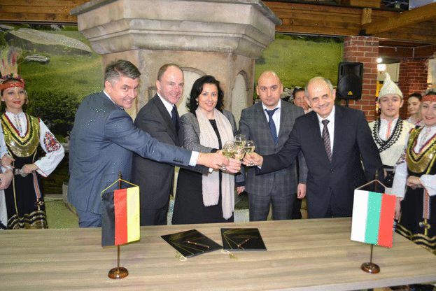 Снимки на министъра на земеделието и храните Десислава Танева от подписването на споразумението за провеждането на Международна зелена седмица 2018. Това стана по време на най-голямото в света Международно изложение за земеделие, храни и градинарство