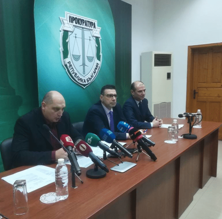 Окръжна прокуратура – Бургас задържа за срок до 72 часа двама бургазлии, обвинени за кражба на златни накити, пари, цигари и алкохол на обща стойност над 322 000 лв.
