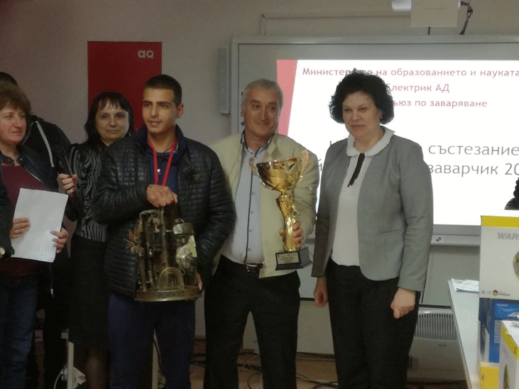 Заместник-Министър Таня Михайлова Награди Най-Добрия Млад Заварчик Сред Учениците