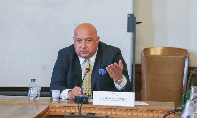 Министър Кралев:  Всяка инвестиция в спортно съоръжение си струва парите