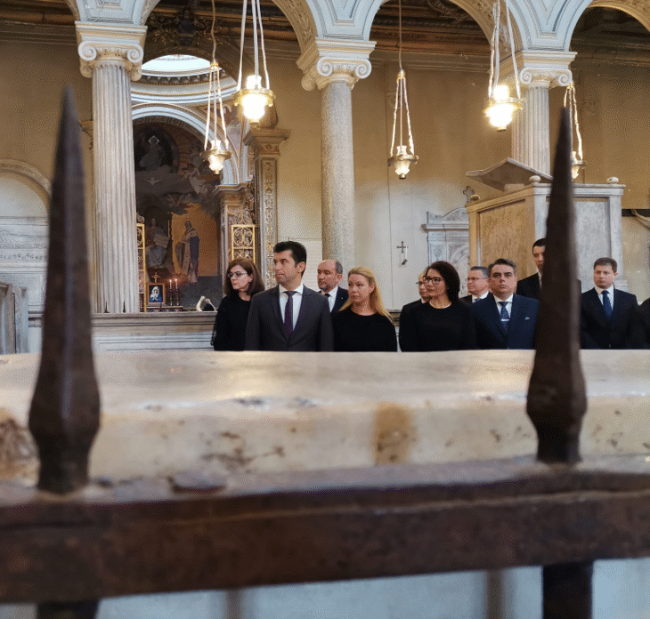 Премиерът Петков присъства на божествена света литургия в базиликата“Сан Клементе“ в Рим и на поклонение пред мощите на Св. Кирил