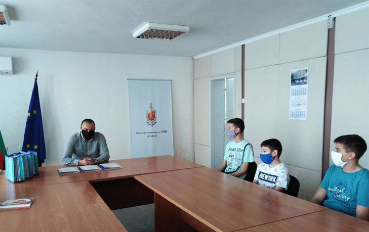 Ръководството на ОДМВР - Ямбол удостои с грамоти за доблест трима ученици от областния град