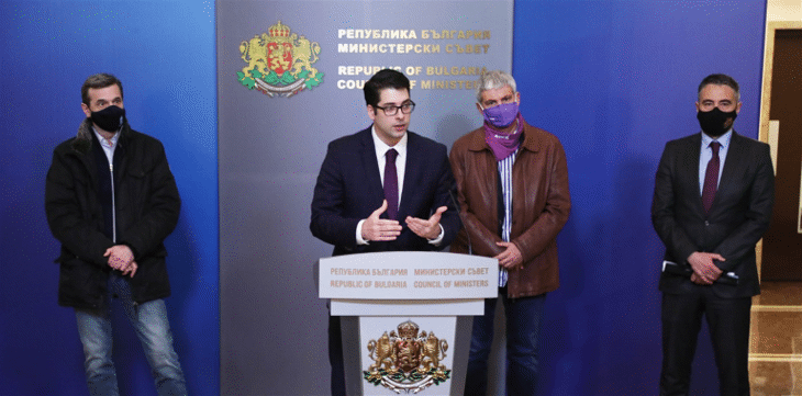 Министър-председателят Стефан Янев разговаря с представители на протестиращите миньори