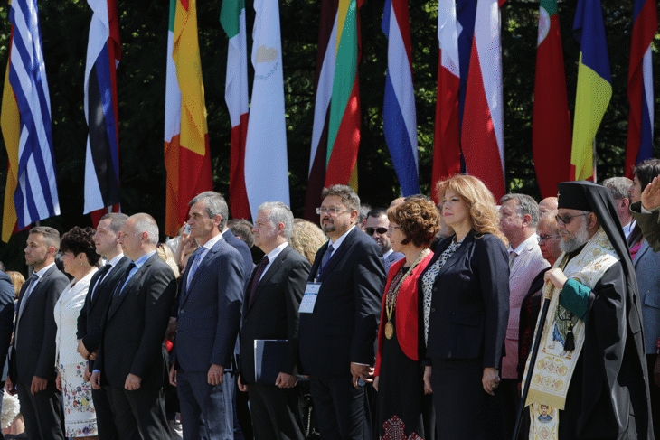 Министър Иван Кондов участва в Казанлък в шествието в памет на Ботев и героите, загинали за свободата на България и в откриването на XVIII Световна среща на българските медии