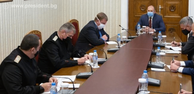 Предприетите мерки за изпълнение на задълженията на Българската армия при продължаваща епидемична обстановка бяха обсъдени на среща в президентската институция