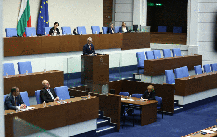 Премиерът акад. Денков пред депутатите: Националният интерес на България е да развива боеспособността си с модерни средства за отбрана