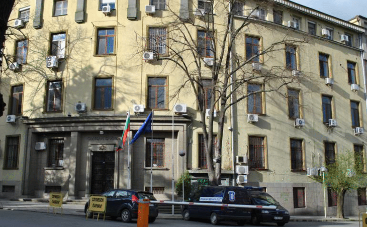 По внесен обвинителен акт на Окръжна прокуратура – Ямбол, съдът наложи наказание от 3 г. и 4 м. „лишаване от свобода“ на Иван В., който извършил грабеж в условията на опасен рецидив