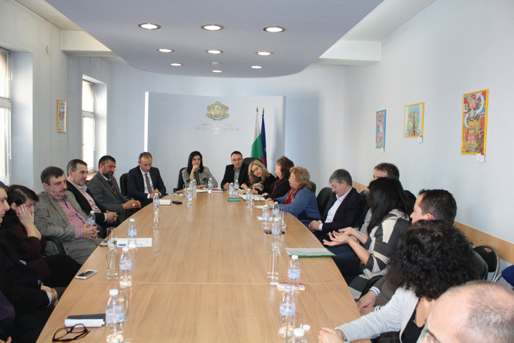 Мон: Децата Ще Имат Качествени Учебници На 15 Септември