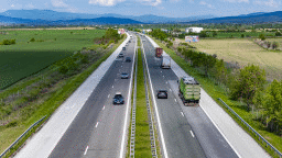 На 10 ноември за асфалтови дейности временно ще се променя организацията на движение по участък АМ „Тракия“ в област Пловдив. Шофирайте внимателно!