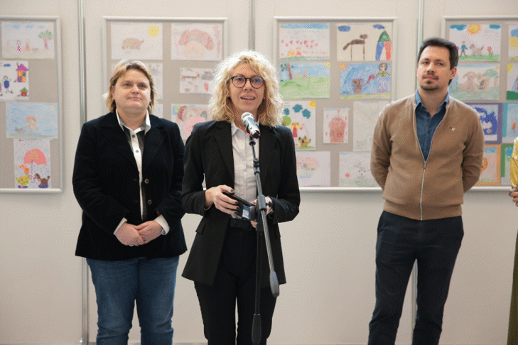 Изложба на детски рисунки на тема „Моето приятелство с куче“ беше открита в Народното събрание